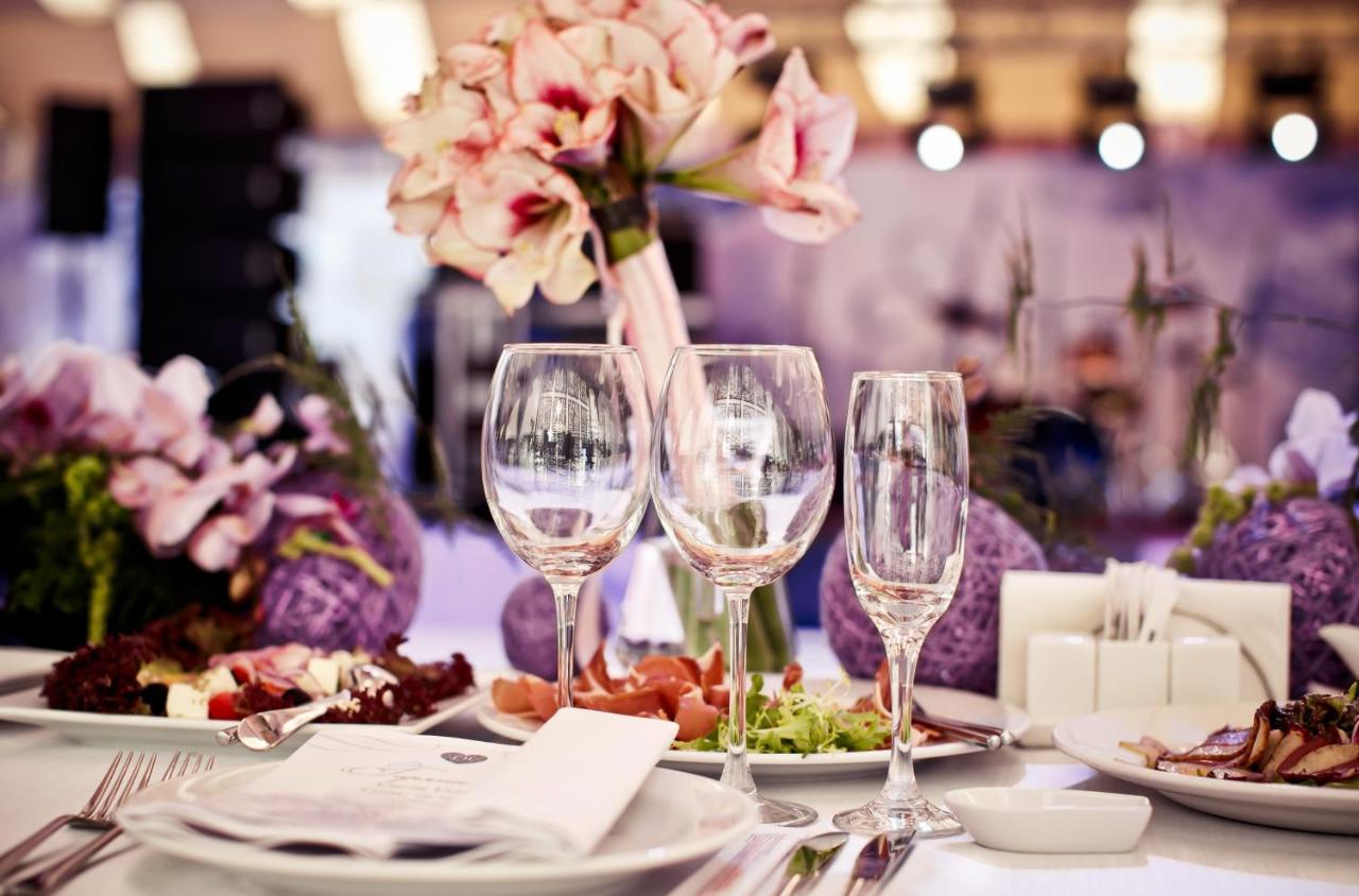 Hyatt Centric Janakpuri New Delhi Hotell Eksteriør bilde A table set for a formal dinner