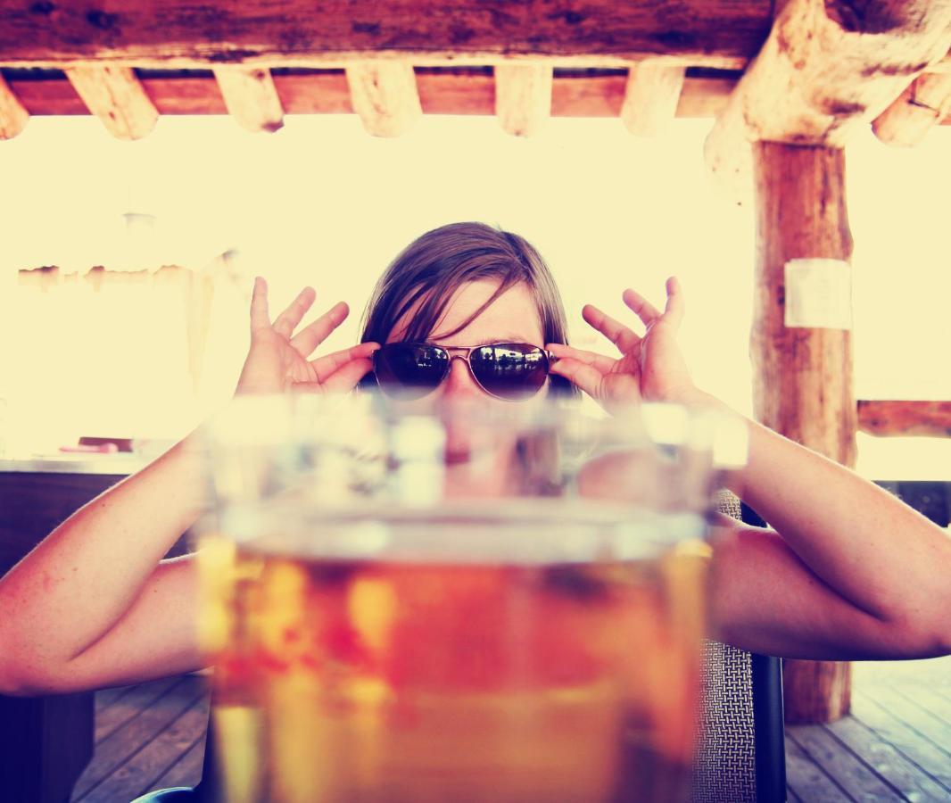 Hyatt Centric Janakpuri New Delhi Hotell Eksteriør bilde A woman drinking beer