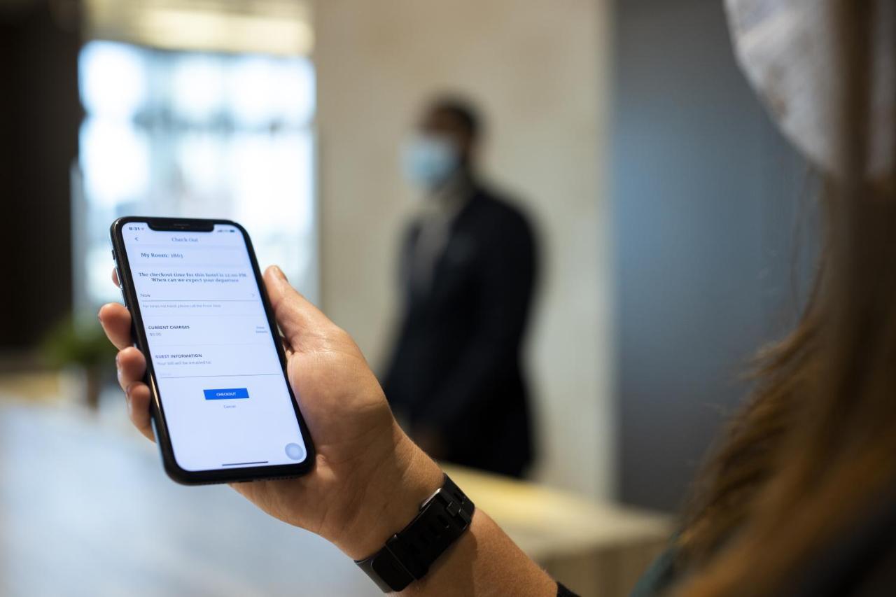 Hyatt Centric Janakpuri New Delhi Hotell Eksteriør bilde A person checking in with the contact-tracing app Luca