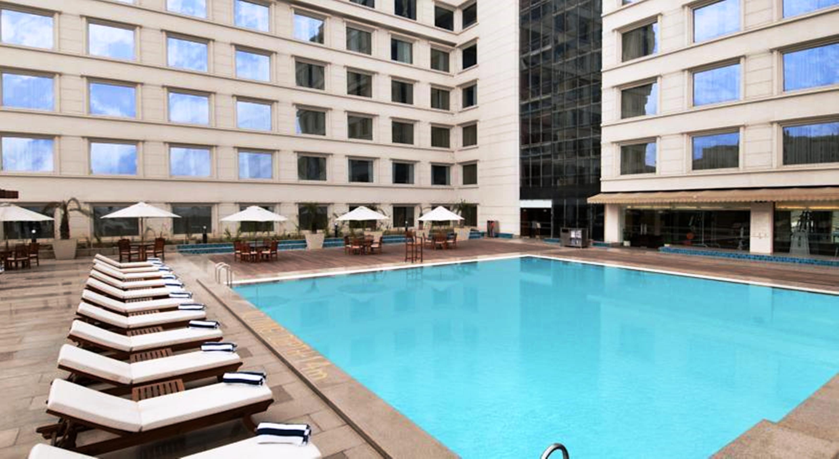 Hyatt Centric Janakpuri New Delhi Hotell Eksteriør bilde The pool at the Taj Bengal