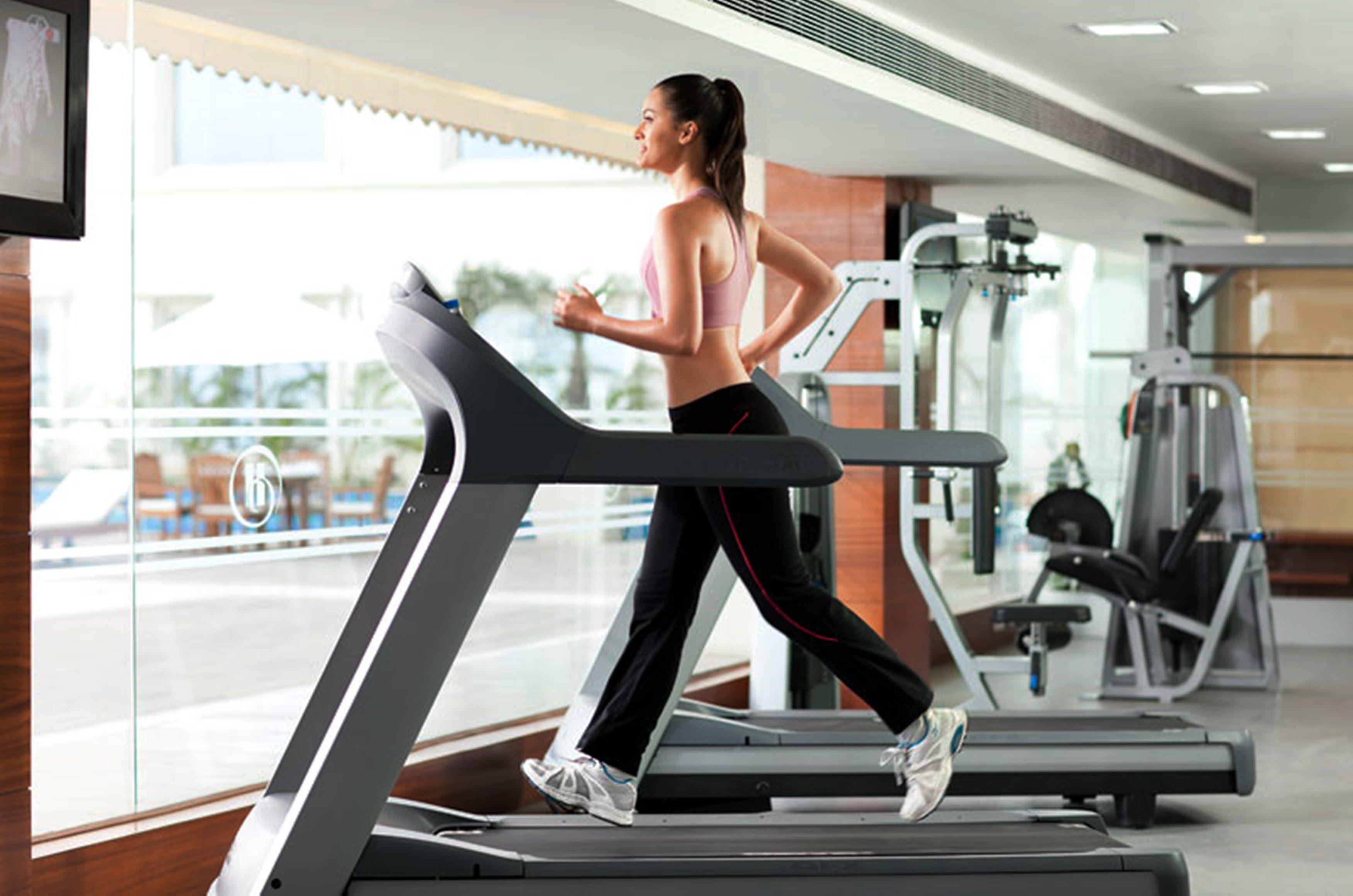 Hyatt Centric Janakpuri New Delhi Hotell Eksteriør bilde A woman exercising on a treadmill